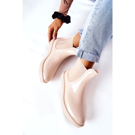 PS1 Glänsande regnstövlar på en beige vattenfallsplattform 1