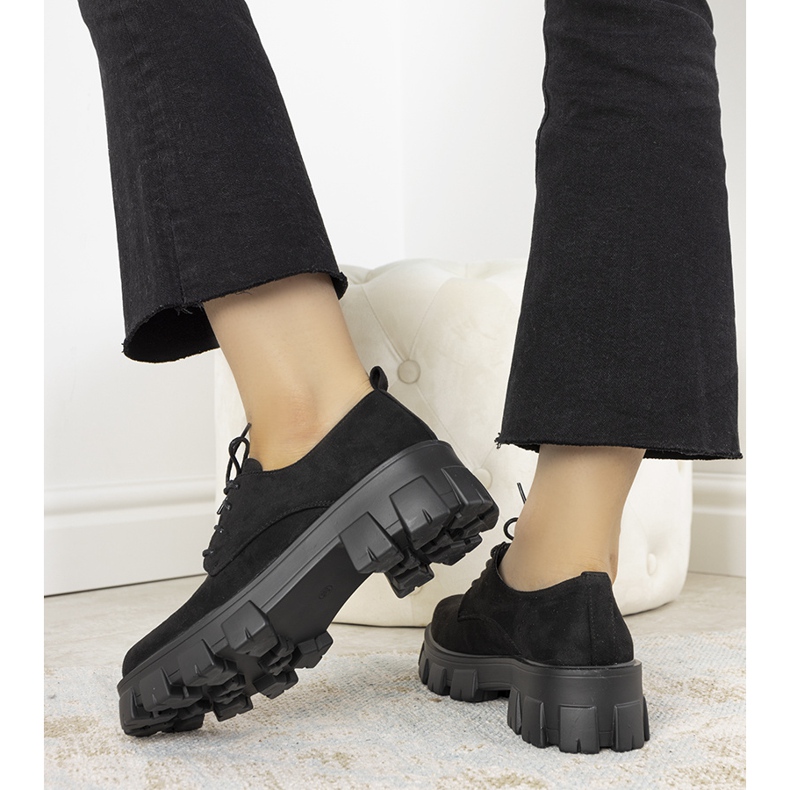 Svarta skor på en tjock Melisande sula 1