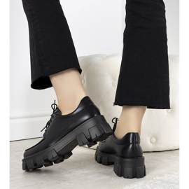 Svarta skor på en tjock Lamare -sula 1