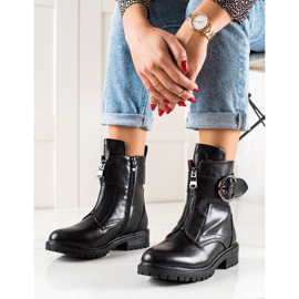 Erynn Svarta arbetare med ett spänne 1