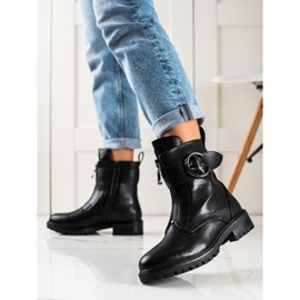 Erynn Svarta arbetare med ett spänne 2