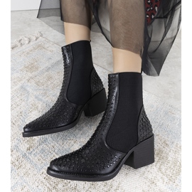 Svarta stövlar dekorerade med Camus dubbar 1