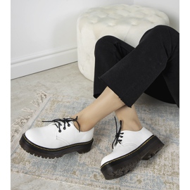 Vita skor på en tjock Ronde -sula 1