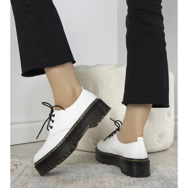 Vita skor på en tjock Ronde -sula 2