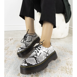 Svarta ormskinnsmotivskor på en tjock Ronde -sula vit 1