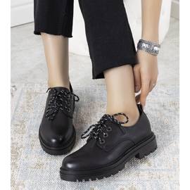 Svarta skor på en tjock sula från Gingras 1