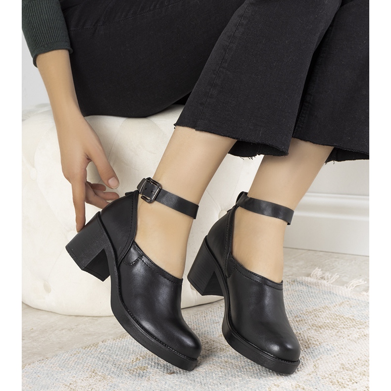 Svarta skor på posten som Christiane 1