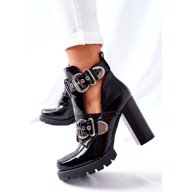 Stövlar på en stolpe svartlackerad Bramshall -spänne 2