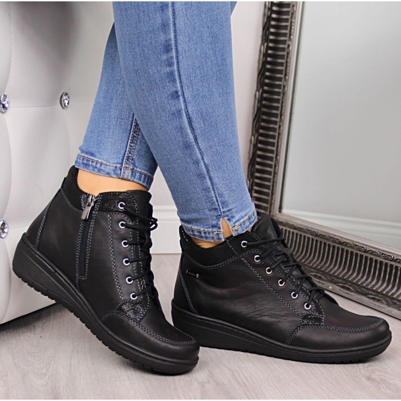 Svarta skinnstövlar med kilklack Helios W H524B 1