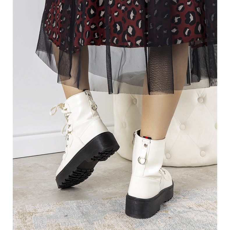 Vita stövlar på en hög Orane sula ecru 2