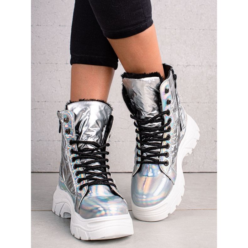 Silverstövlar på VINCEZA -plattformen 1