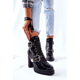 Lackade stövlar på en svart svarta Flaris med ett spänne 1