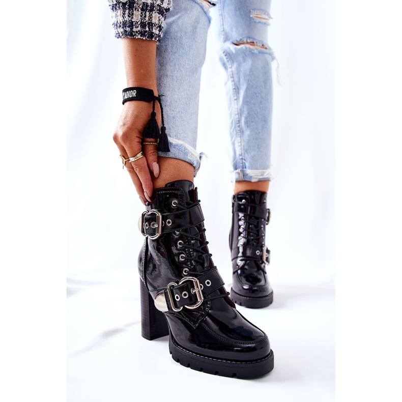 Lackade stövlar på en svart svarta Flaris med ett spänne 1