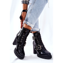 Lackade stövlar på en svart svarta Flaris med ett spänne 2