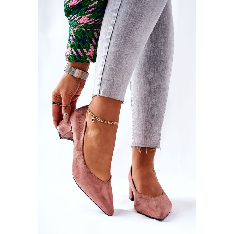 PG1 Mocka Pumps På En Pelare Rosa Ross 1