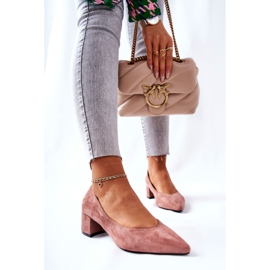 PG1 Mocka Pumps På En Pelare Rosa Ross 2