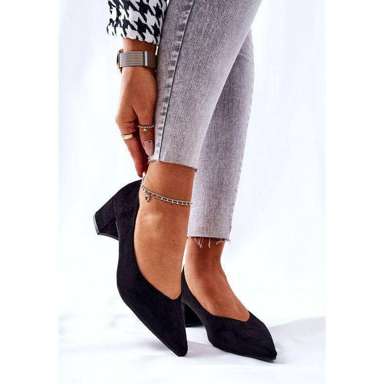 PG1 Mocka Pumps På En Svart Rossie Post 1