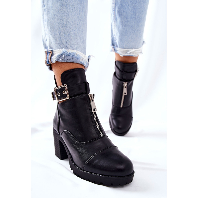 PG1 Svarta Clive Boots På Hög Klack Med Ett Spänne 1