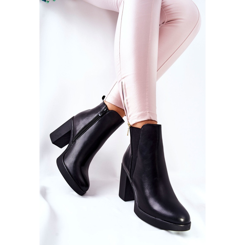 PG1 Läderstövlar På En Svart Linari Stolpe 2