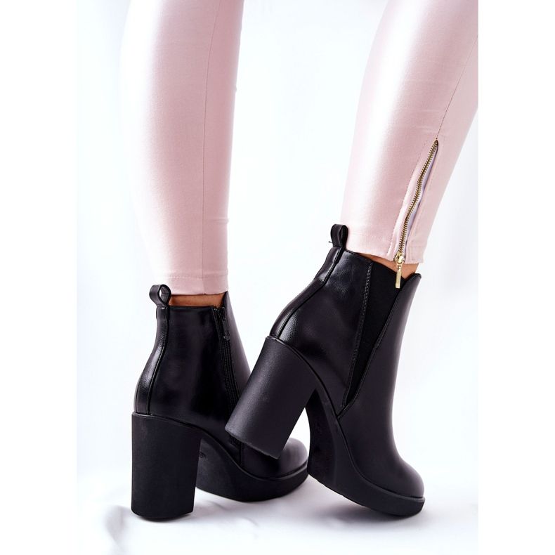 PG1 Läderstövlar På En Svart Linari Stolpe 1