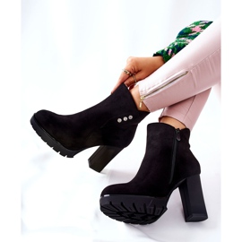 PG1 Svarta Lagerlla Mockastövlar På En Stolpe 1