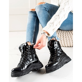 Svarta stövlar på VINCEZA-plattformen 2