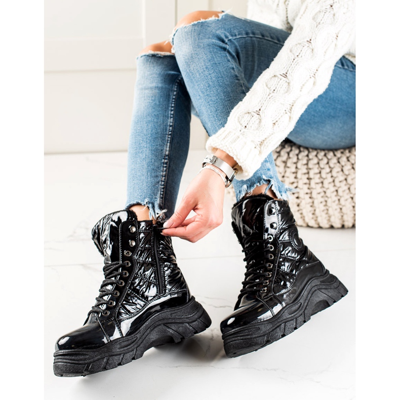 Svarta stövlar på VINCEZA-plattformen 2