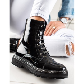 Moderiktiga lackade stövlar svart 1