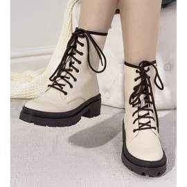 Beige isolerade stövlar på en tjock Dena-sula 1