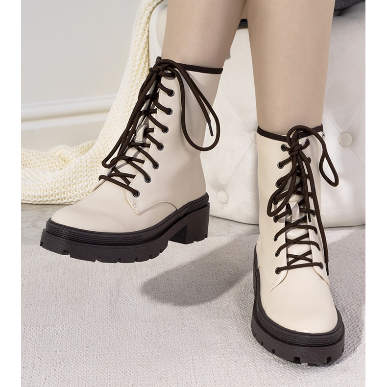 Beige isolerade stövlar på en tjock Dena-sula 1