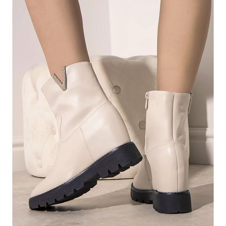 Beige damstövlar på Goldie wedge ecru 1