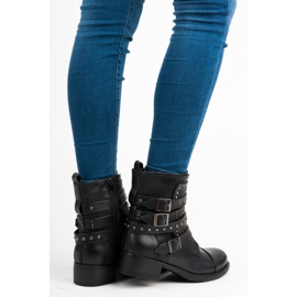 Erynn Svarta arbetare med spännen 1