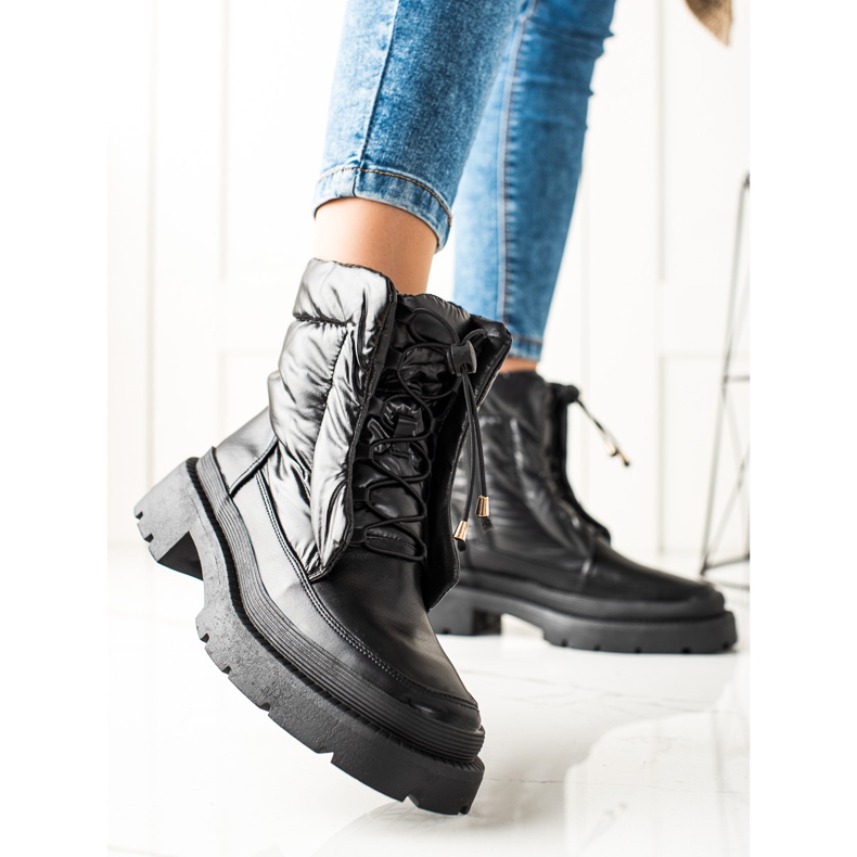 Small Swan Svarta snöskor på plattformen 1