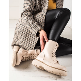 TRENDI Beige väskor på plattformen 1