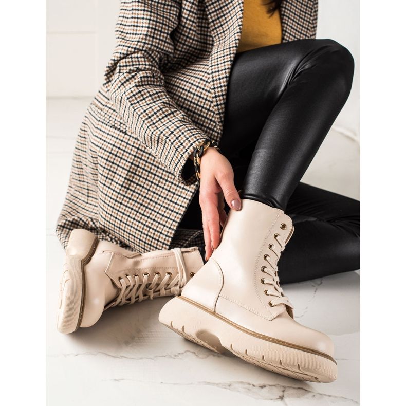 TRENDI Beige väskor på plattformen 1