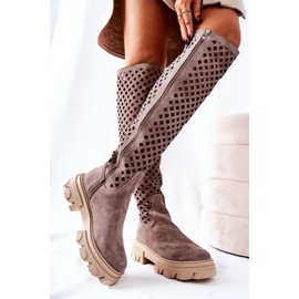 PA2 Kallede Ljusbruna genombrutna stövlar i mocka beige 1