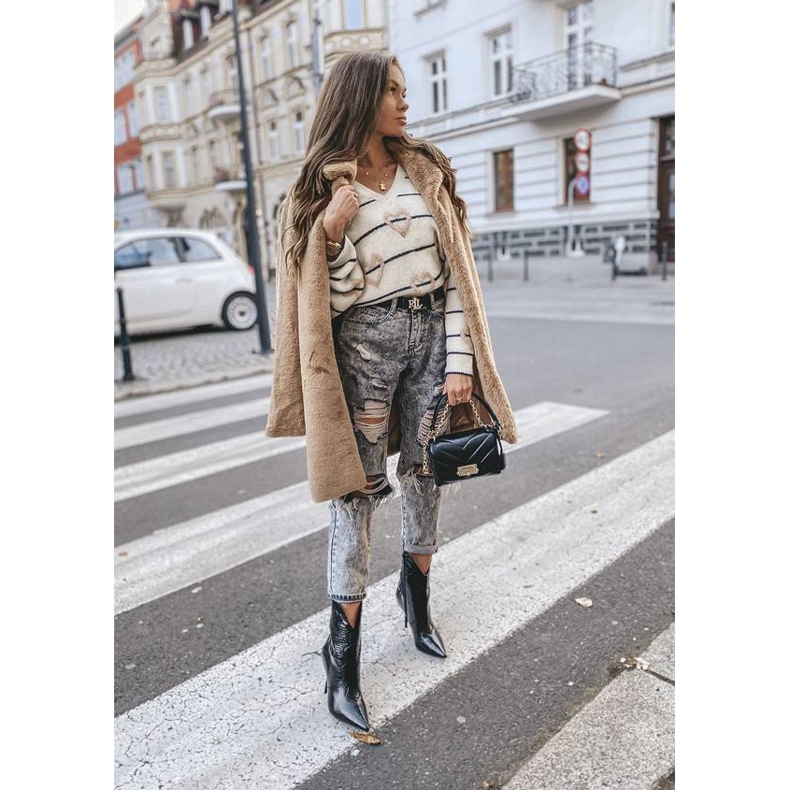 Svarta präglade stövlar på en Cro-klack 1