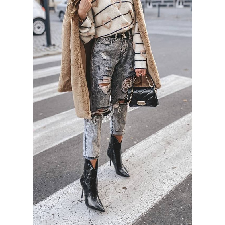 Svarta präglade stövlar på en Cro-klack 2