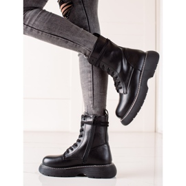 TRENDI Svarta påsar på plattformen 1