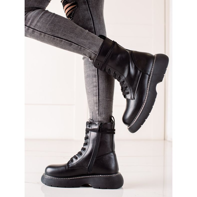 TRENDI Svarta påsar på plattformen 1