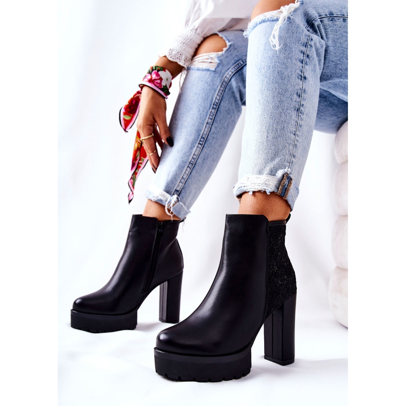 PS1 Höga Läderstövlar På En Svart Diomice Stolpe 2