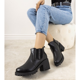 Svarta isolerade stövlar på Bevis-stolpen 1