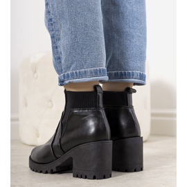 Svarta isolerade stövlar på Ruel-stolpen 1