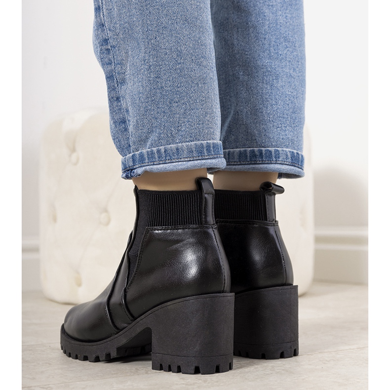 Svarta isolerade stövlar på Ruel-stolpen 1