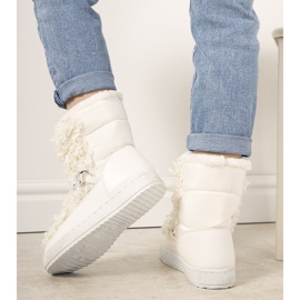 Vita snöstövlar med päls från Montmina 1