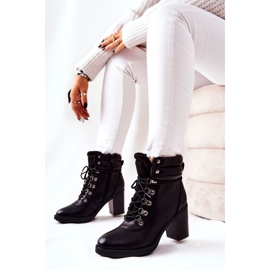 Varma Stövlar På En Stolpe Svart Charmmis 2