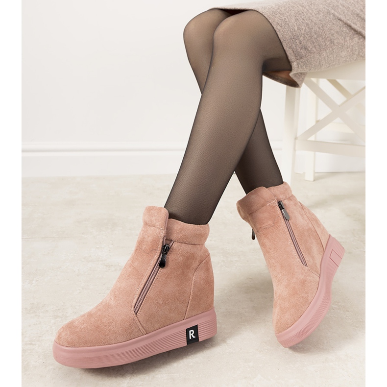 Rosa damstövlar på Brousse-kilen 1