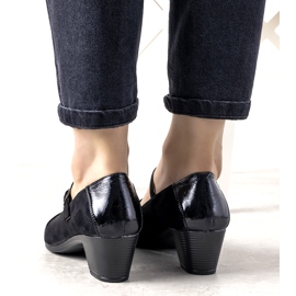 Svarta pumpar på en pelare med en lackerad Dessertå 1