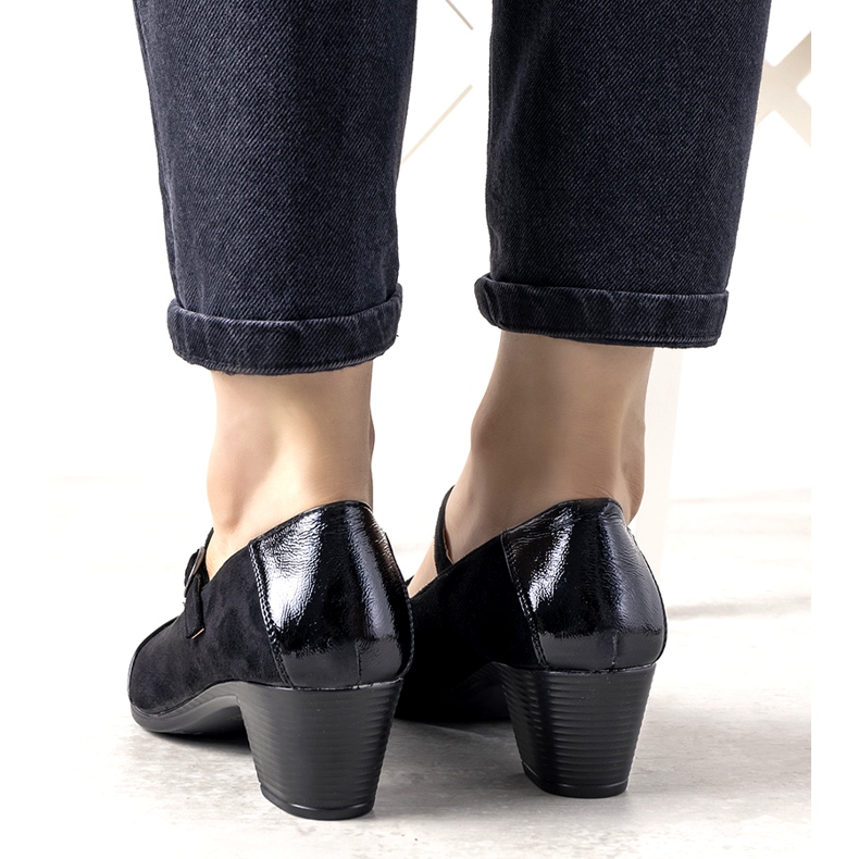 Svarta pumpar på en pelare med en lackerad Dessertå 1