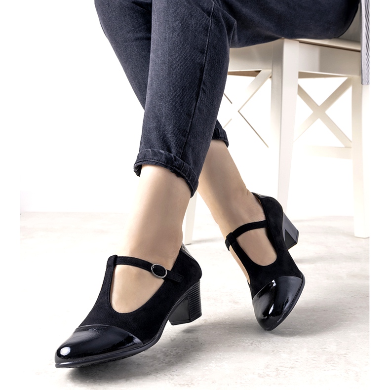 Svarta pumpar på en pelare med en lackerad Dessertå 2